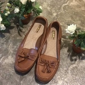 Leather Thom McAn comfortable loafers